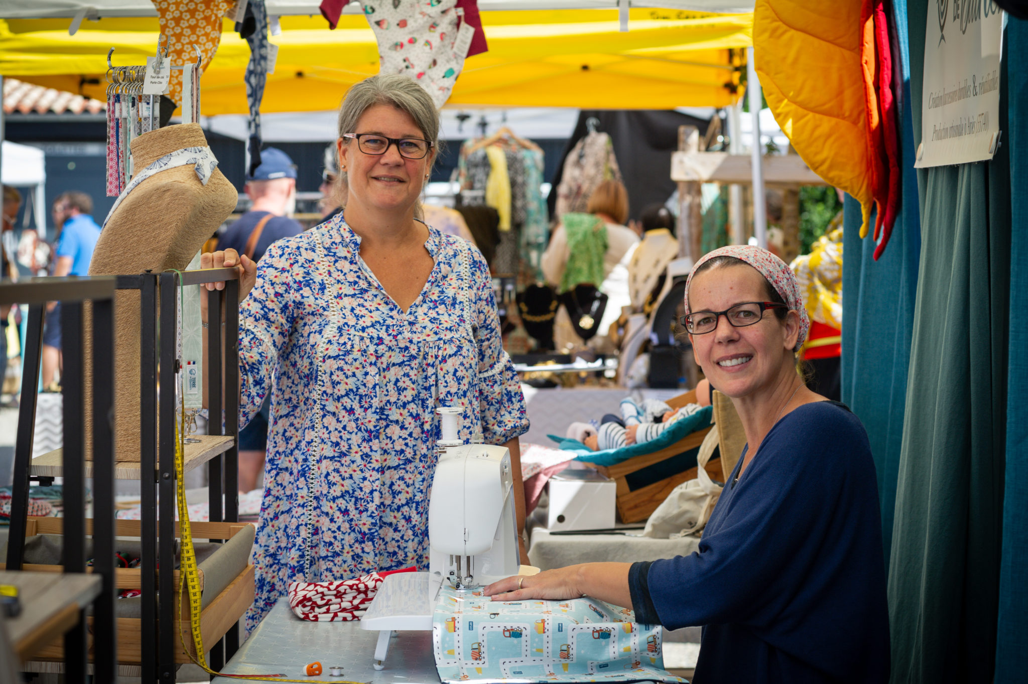 Portraits de Johanne Winter et Vanessa Winter, les deux sœurs créatrices de la marque Terre de Baïnes, à Arès, sur le bassin d'Arcachon.