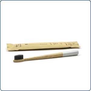 Brosse à dents en bois avec base colorée – hygiène zéro déchet.