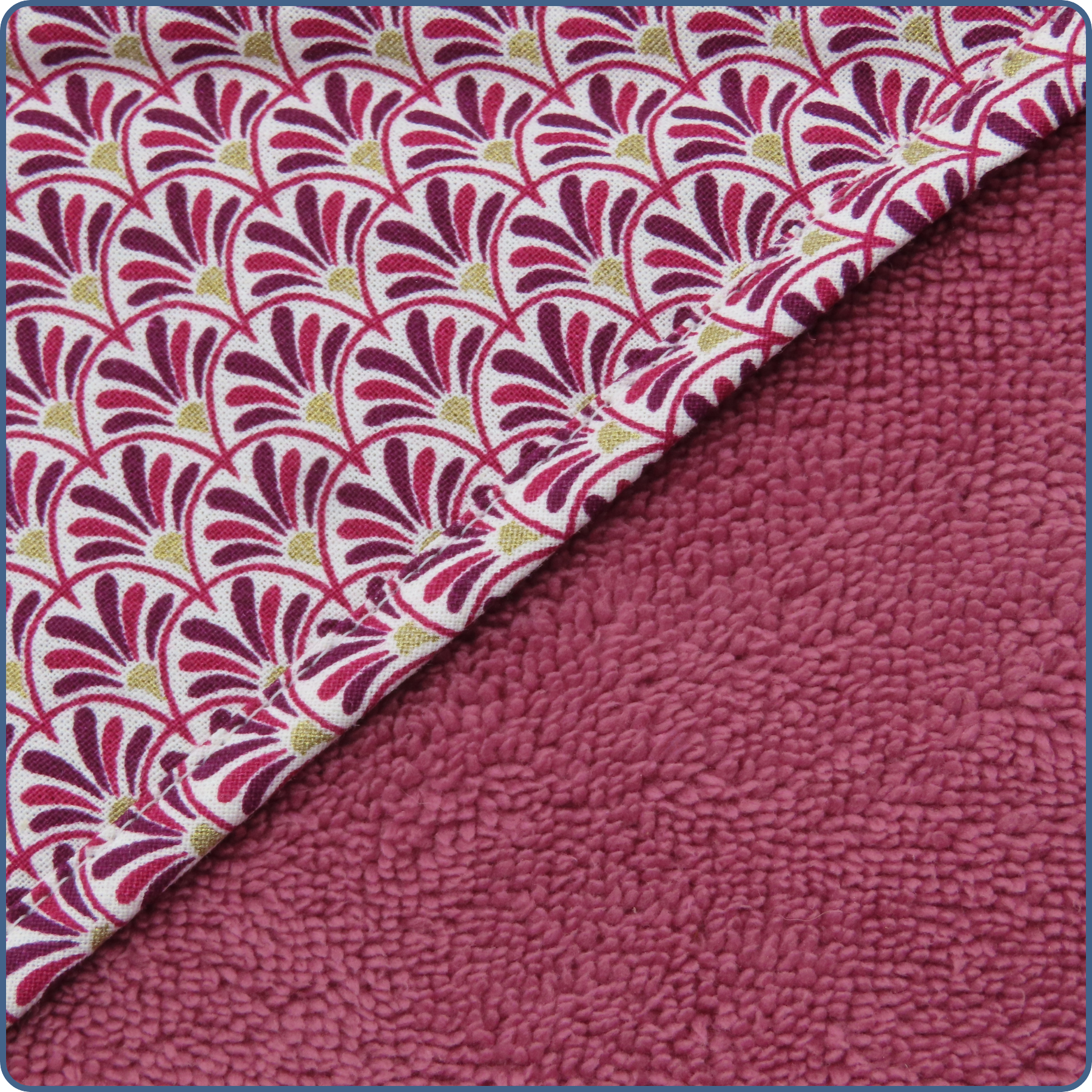 Zoom sur motif petites écailles violettes, cape de bain bébé, en tissu bambou Oeko-Tex, taille 0-4 ans, cousue main par Terre de Baïnes.