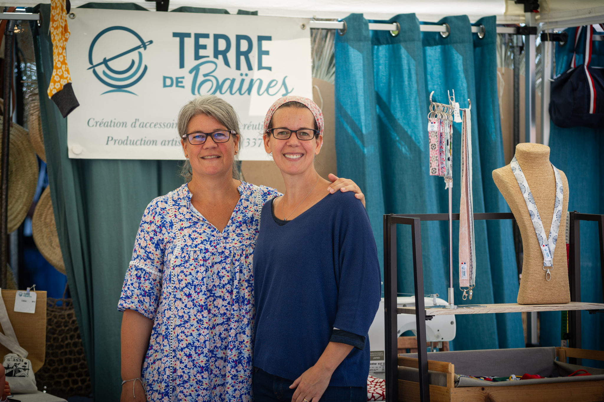 Portraits de Johanne Winter et Vanessa Winter, les deux sœurs créatrices de la marque Terre de Baïnes, à Arès, sur le bassin d'Arcachon.