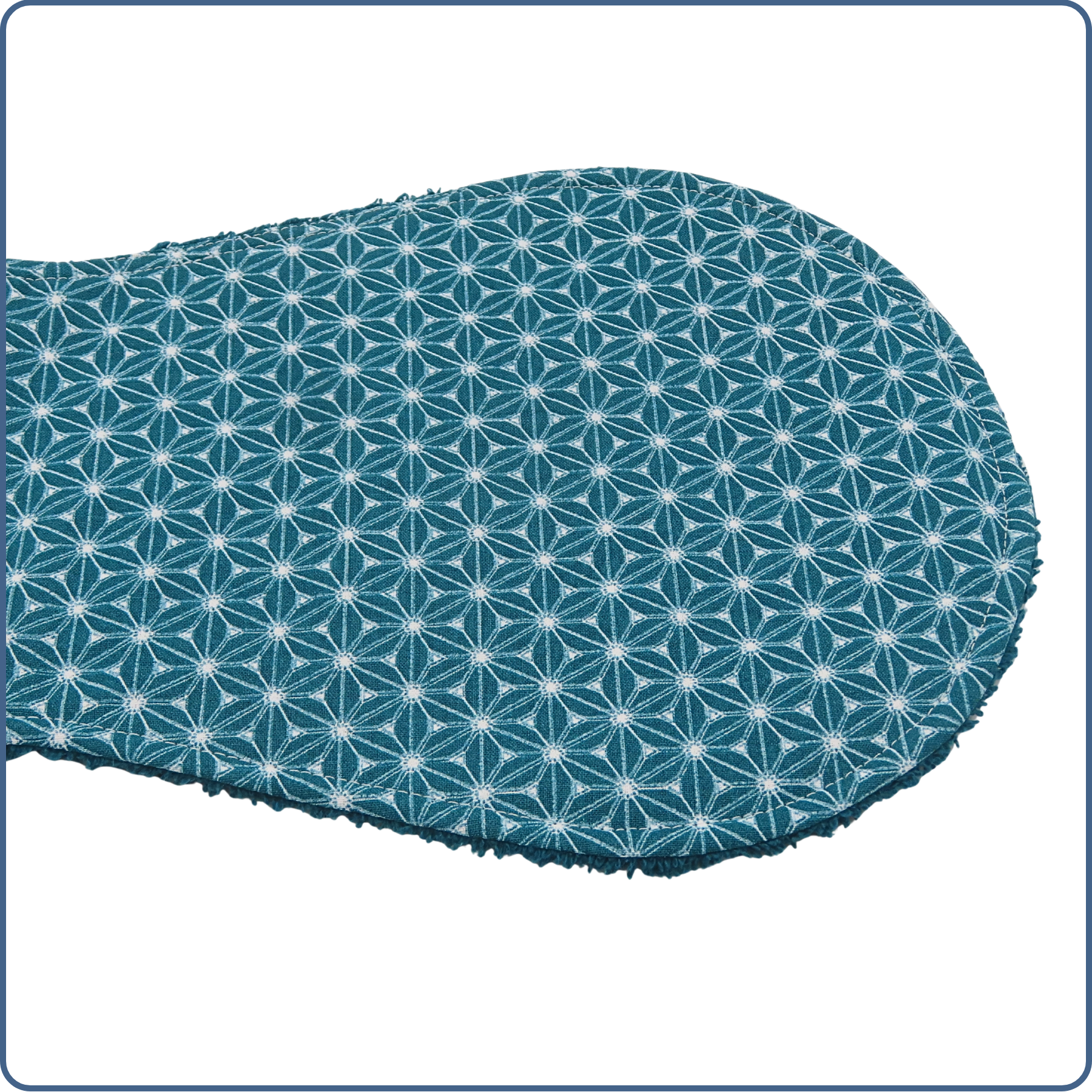 bavoir protège épaule, absorbant, incurvé, motifs géométriques verts, écologique, économique, fait main par Terre de Baïnes