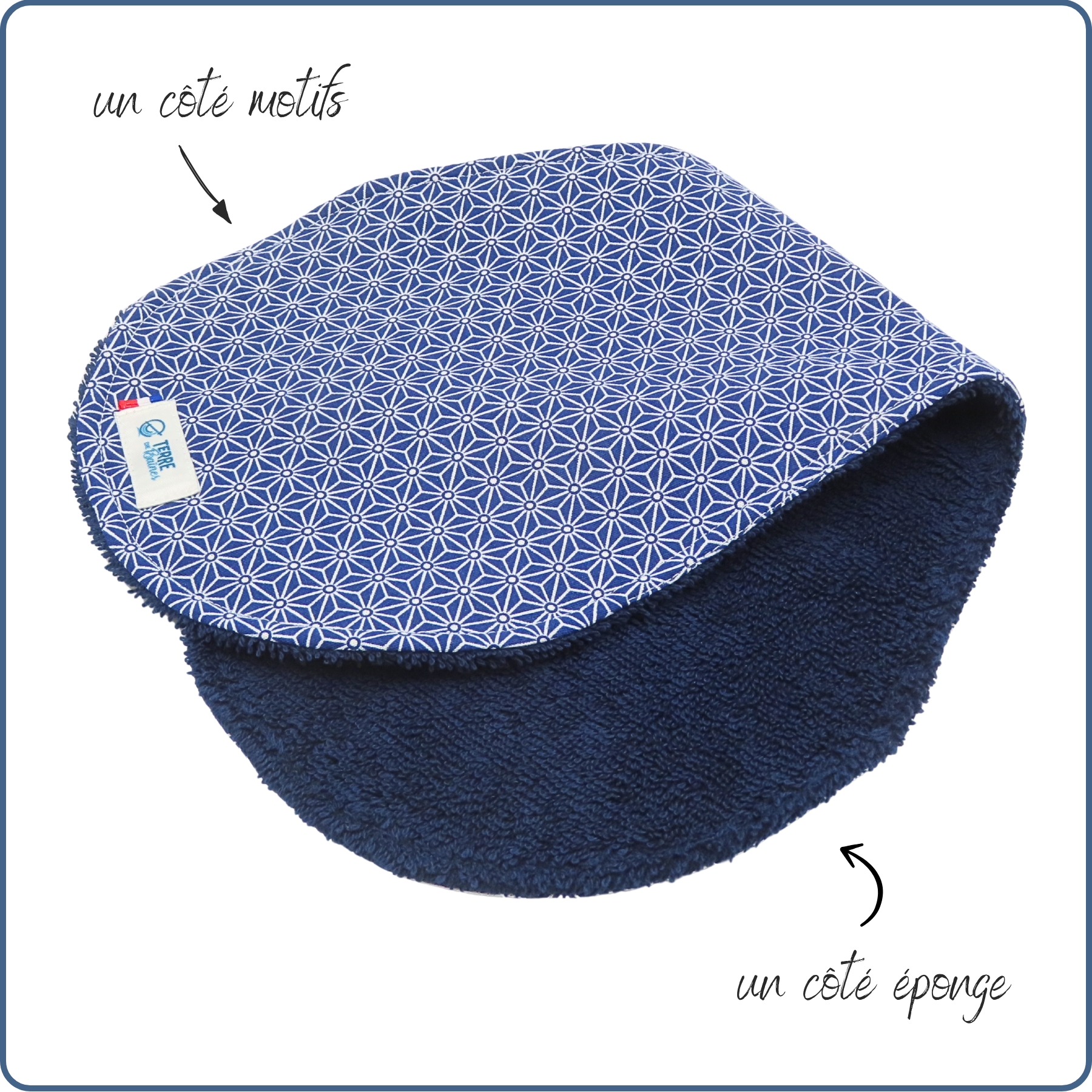 bavoir protège épaule, absorbant, incurvé, motifs géométriques bleus, écologique, économique, fait main par Terre de Baïnes