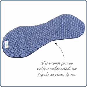 bavoir protège épaule, absorbant, incurvé, motifs géométriques bleus, écologique, économique, fait main par Terre de Baïnes