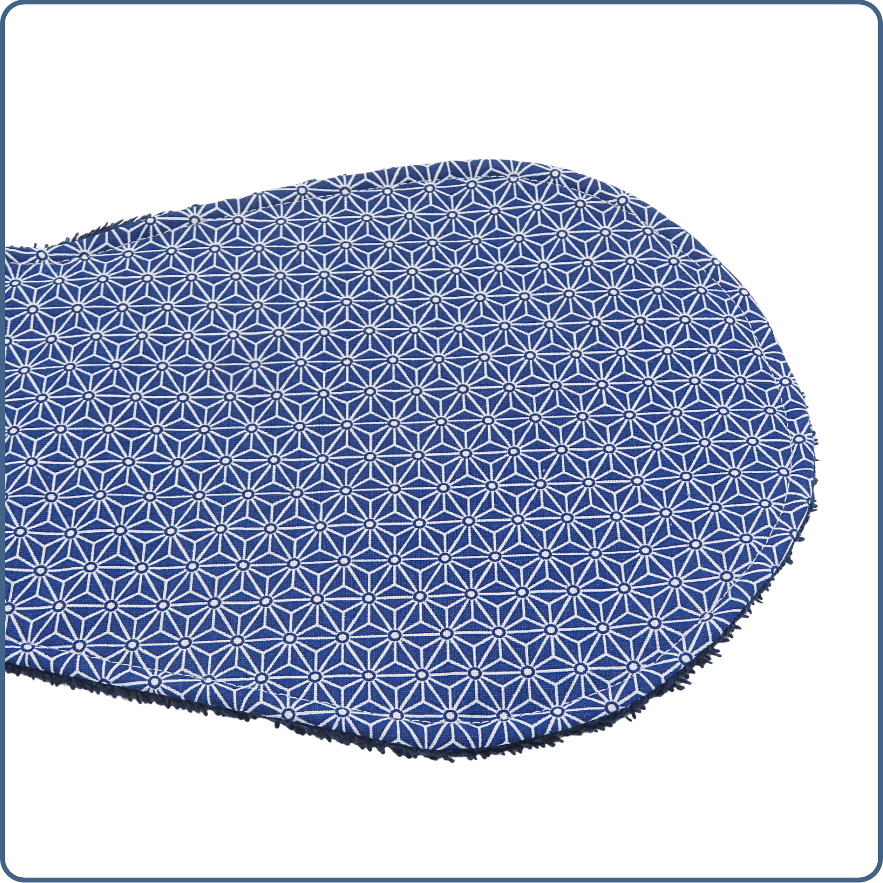 bavoir protège épaule, absorbant, incurvé, motifs géométriques bleus, écologique, économique, fait main par Terre de Baïnes