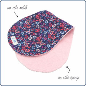 bavoir protège épaule, absorbant, incurvé, motifs fleurs roses et violettes, fabriqué à Arès par Terre de Baïnes