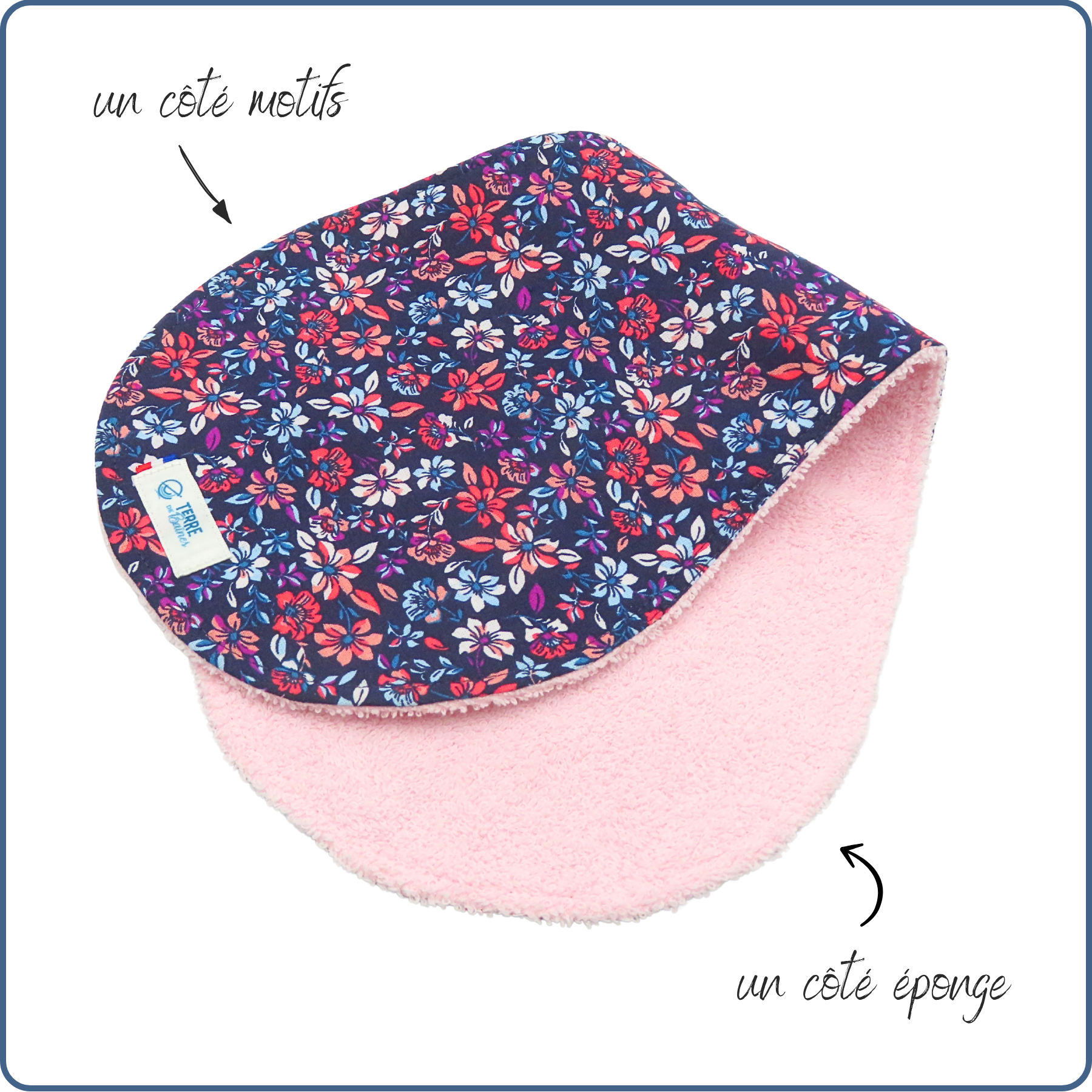 bavoir protège épaule, absorbant, incurvé, motifs fleurs roses et violettes, fabriqué à Arès par Terre de Baïnes