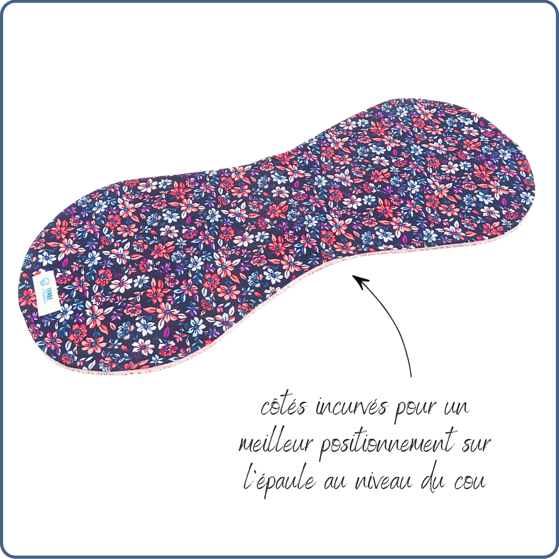 bavoir protège épaule, absorbant, incurvé, motifs fleurs roses et violettes, fabriqué à Arès par Terre de Baïnes