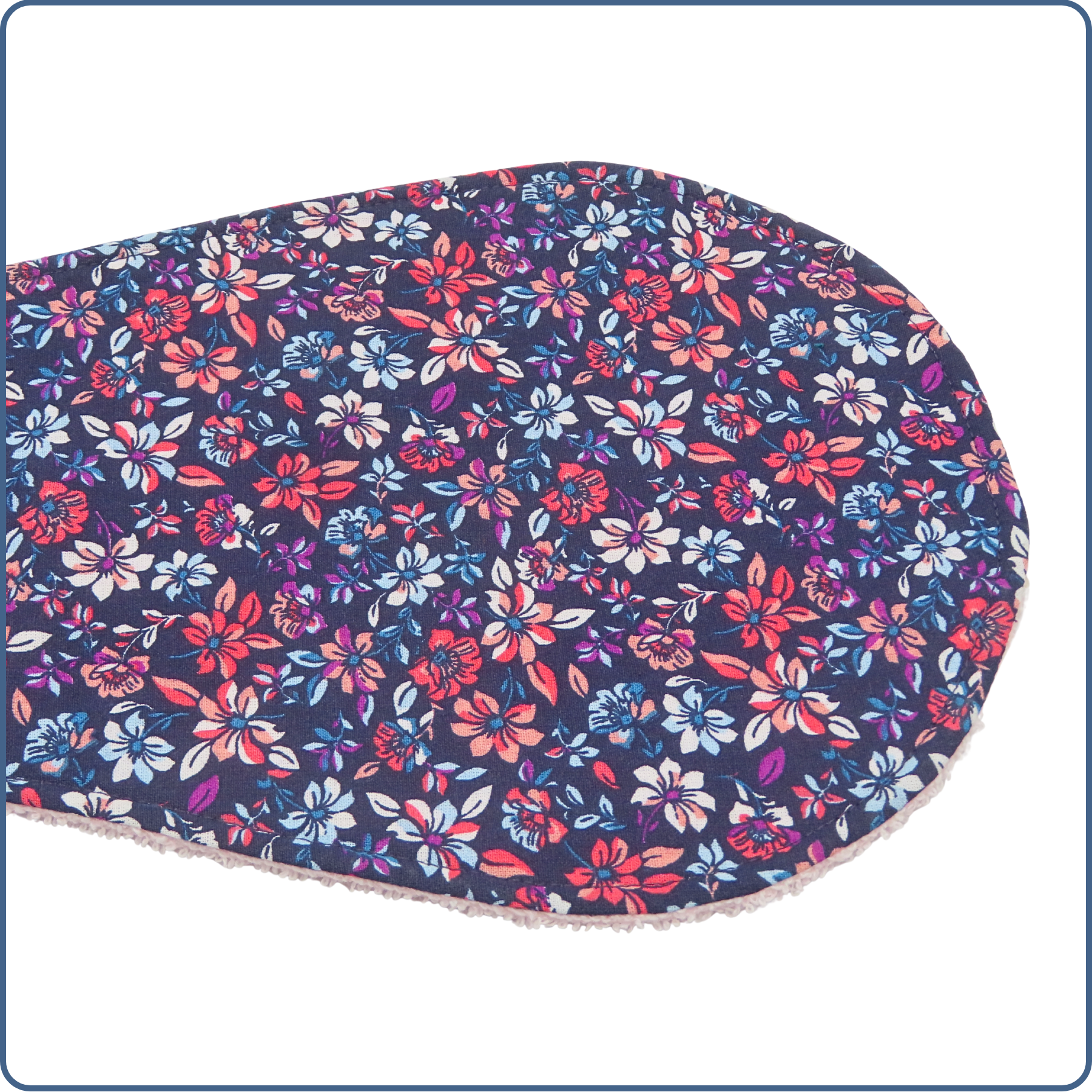 bavoir protège épaule, absorbant, incurvé, motifs fleurs roses et violettes, fabriqué à Arès par Terre de Baïnes