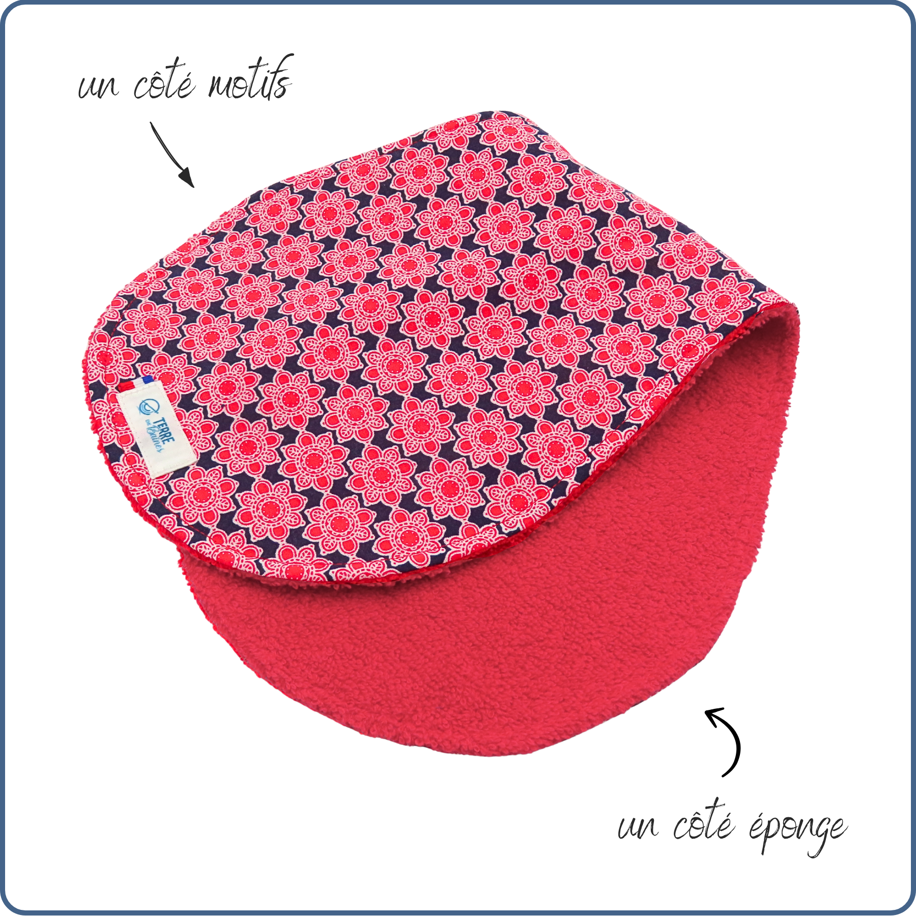 bavoir protège épaule, absorbant, incurvé, motifs géométrique rouge et bleu, fabriqué en France par Terre de Baïnes