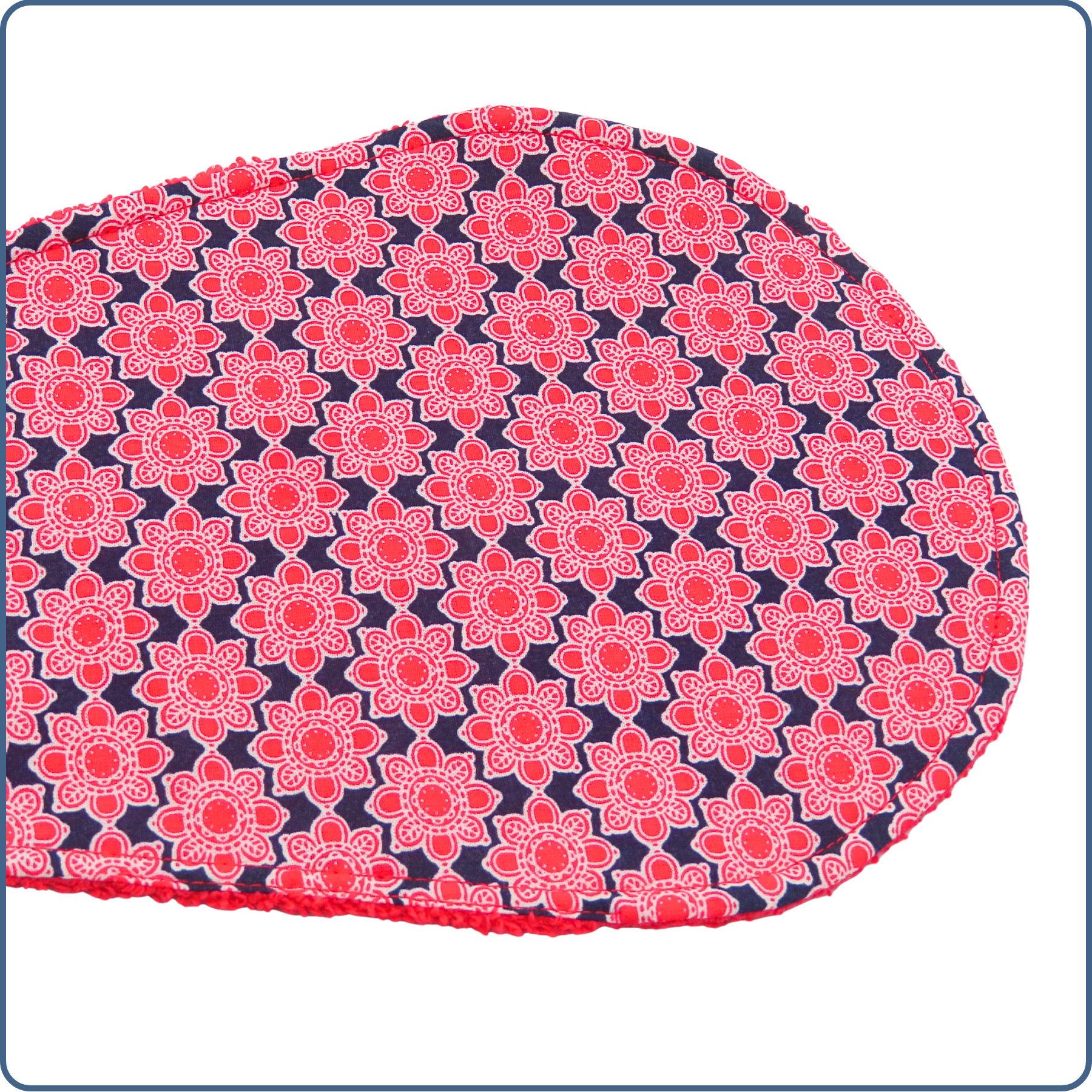 bavoir protège épaule, absorbant, incurvé, motifs géométrique rouge et bleu, fabriqué en France par Terre de Baïnes