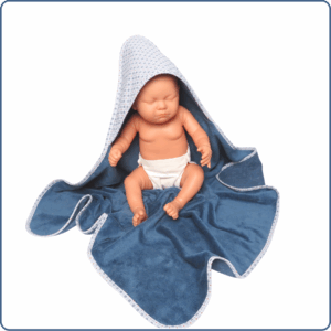 Cape de bain bébé, éponge bambou bio très douce, couleur bleu moyen, taille 0-4 ans, cousue main par Terre de Baïnes.