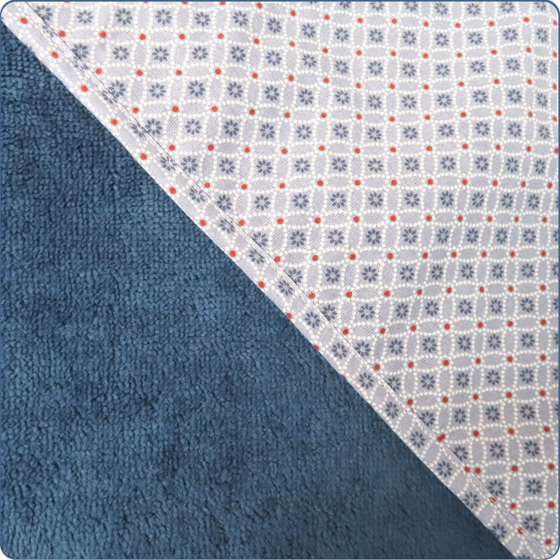 Cape de bain bébé, éponge bambou bio très douce, couleur bleu moyen, taille 0-4 ans, cousue main par Terre de Baïnes.