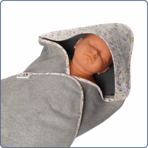 Cape de bain bébé cousue main par Terre de Baïnes, très douce en éponge bambou Oeko-Tex, taille 0-4 ans, motifs fleurs roses coloris gris