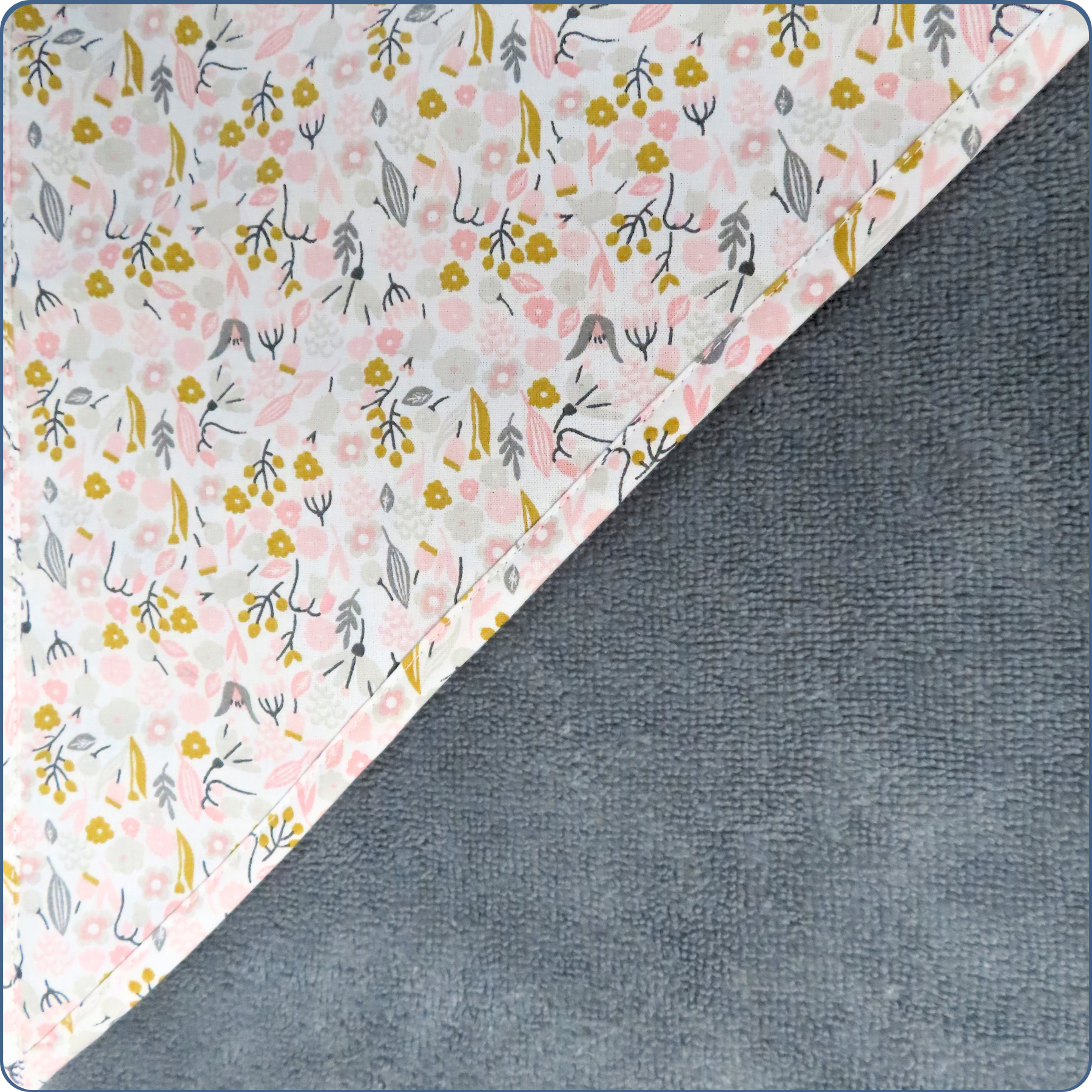 Cape de bain bébé cousue main par Terre de Baïnes, très douce en éponge bambou Oeko-Tex, taille 0-4 ans, motifs fleurs roses coloris gris