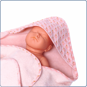 Cape de bain bébé, éponge bambou bio très douce, couleur rose pâle, taille 0-4 ans, cousue main par Terre de Baïnes.