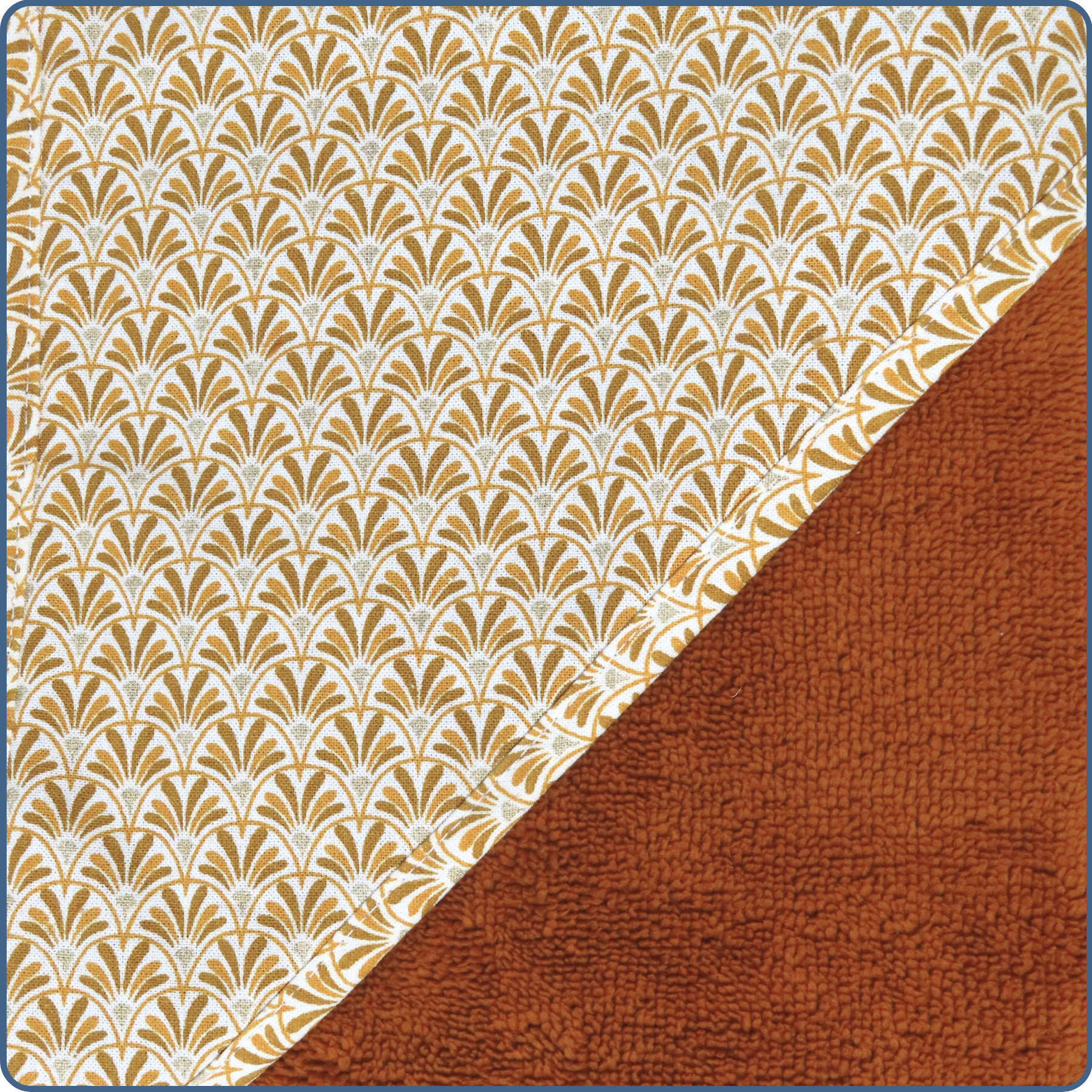 Cape de bain bébé, éponge bambou bio très douce, couleur toffee, taille 0-4 ans, cousue main par Terre de Baïnes.